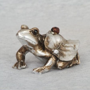 Frog polyresin figurine with lady bird on leaf